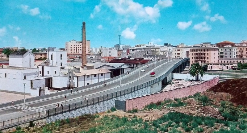 Il cavalcavia De Gasperi e a sx la distilleria Tipan