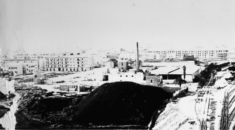 Lo stabilimento Tipan e il cumulo di vinacce, prima della costruzione del cavalcavia De Gasperi (foto archivio BAD)
