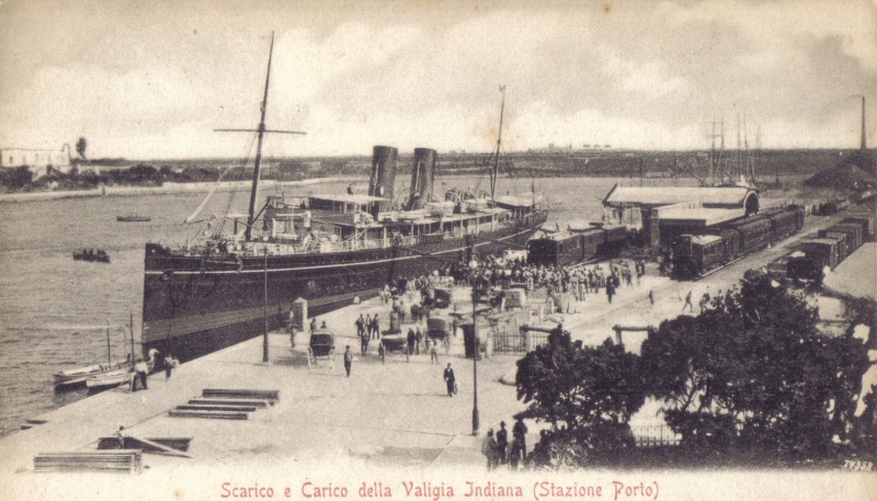 Immagine d'epoca con il piroscafo della Valigia delle Indie sul molo di Brindisi (coll. G. Membola)