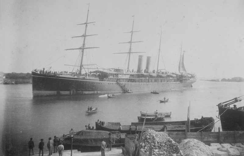 Immagine d'epoca con il piroscafo della Valigia delle Indie nel porto di Brindisi (archivio G. Membola)