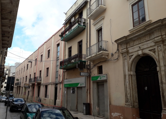 Brindisi, via Ferrante Fornari, a dx il Palazzo Palma, tratteggiata l'area dove insisteva il Teatro Pacuvio