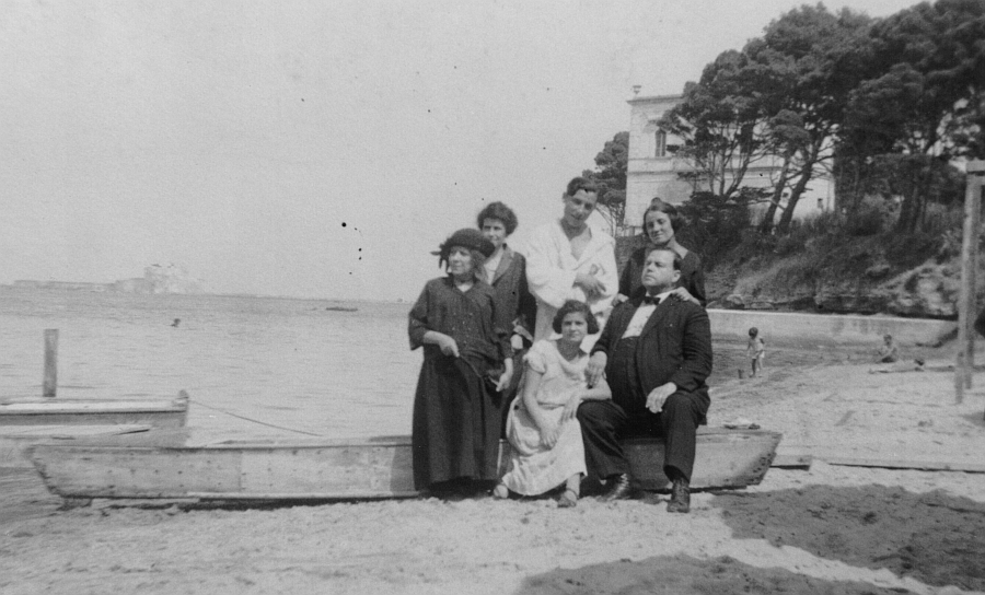 Famiglia in posa sulla spiaggia con alle spalle la Villa Skirmunt - archivio G. Membola(C)
