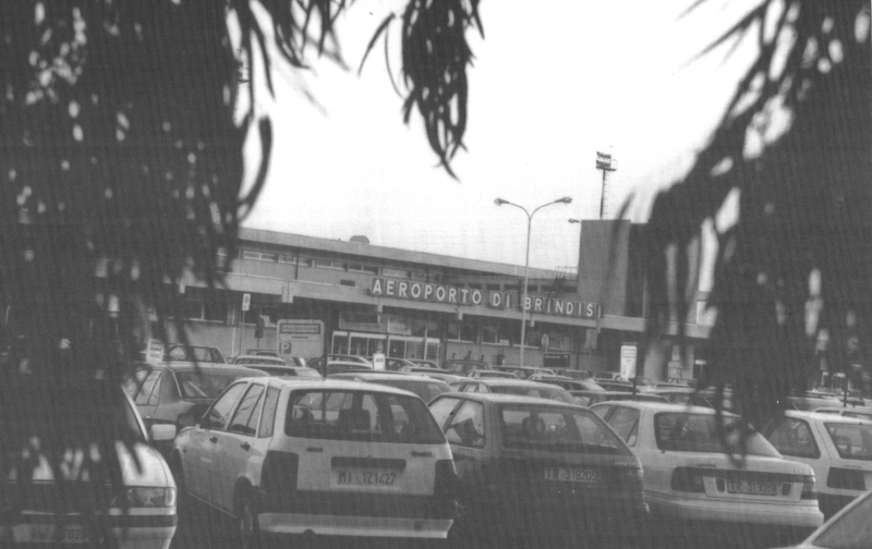 Esterno dell'aeroporto di Brindisi "Papola Casale" 1993 - ph. Max. Frigione(C)