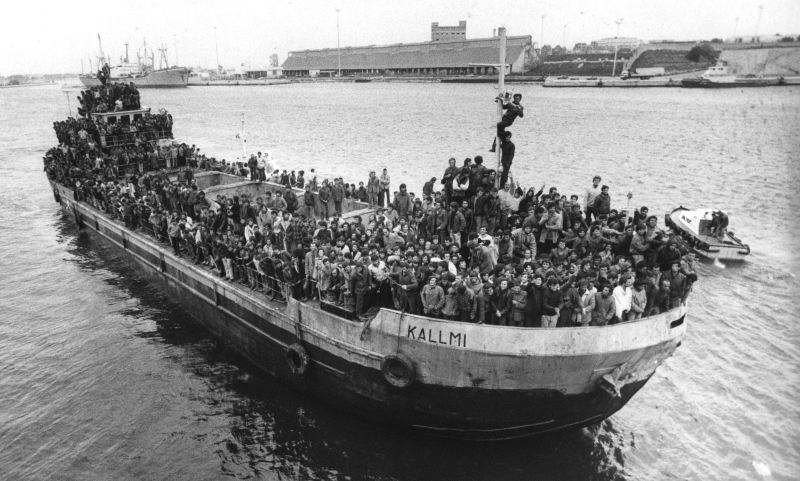 L'arrivo degli albanesi nel porto di Brindisi nel marzo del 1991 - ph. Damiano Tasco(C)