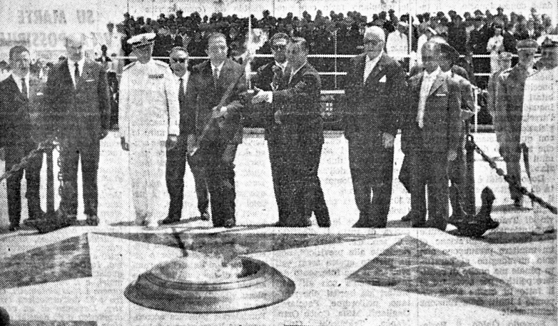 Il ministro Andreotti si appresta ad accendere la fiamma perenna dell'Ara votiva. Sono con lui, tra gli altri, da sinistra il prefetto Conte, l'on. Caiati, l'amm. Giurati, l'on. Guadalupi, l'avv. Palma e il sen. Perrino(2)