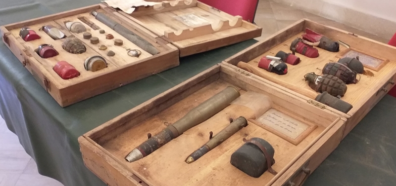 Cassette campionario di ordigni esplosivi inertizzati (Archivio di Stato di Brindisi)