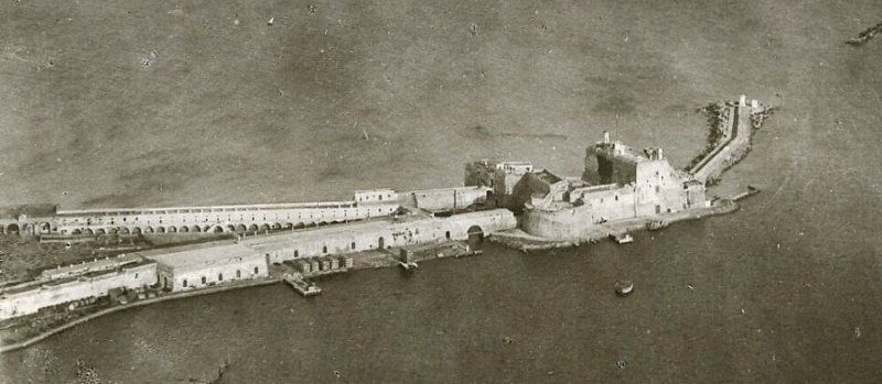 Il Castello Alfonsino e Forte a Mare quando era ancora una polveriera