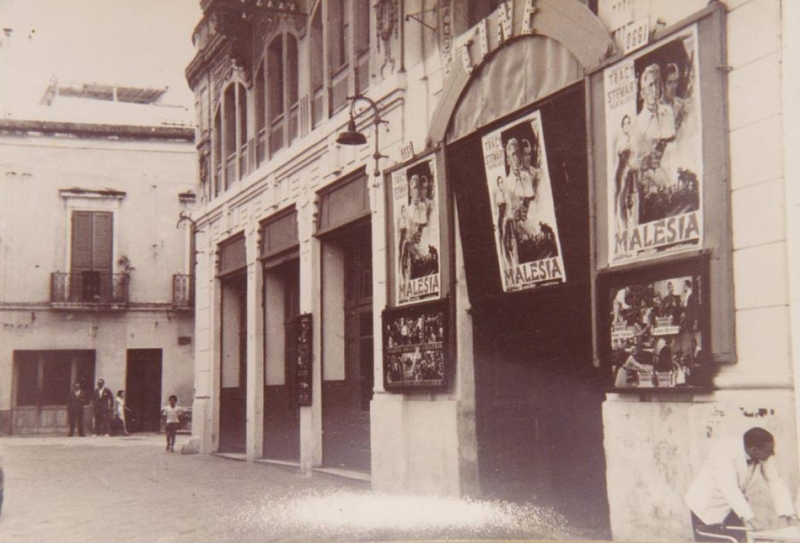 Cinema Teatro Mazari esterno (in basso a destra il barbiere Cosimo Marinelli)