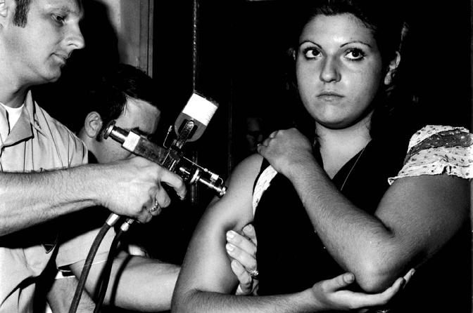 Vaccinazione anti-colera con siringa a pistola(1)