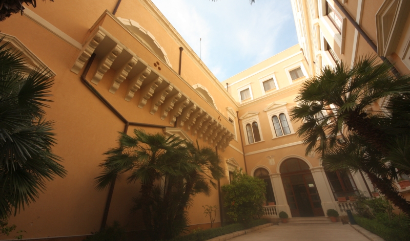 Palazzo della Provincia, giardino dell'ingresso (ph. G.Membola 2011)