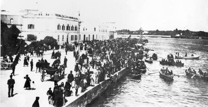 Le barche pronte per andare a Sant'Apollinare per la cuccagna di ferragosto