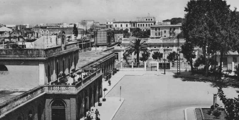 Piazza Crispi con la Stazione ferroviaria e in fondo il Dopolavoro Ferroviario