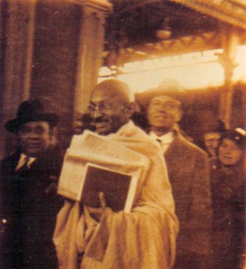 L'arrivo di Mohandas Karamchand Gandhi alla stazione marittima di Brindisi (Coll. Valigia delle Indie)