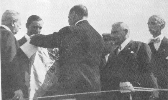 Il sindaco Serafino Giannelli offre al comandante Umberto Maddalena il gagliardetto della città di Brindisi (da La Gazzetta del Lunedì del 2 agosto 1926)