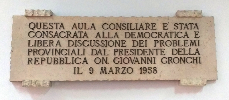 Sala consigliare della Provincia di Brindisi, epigrafe che ricorda l'evento