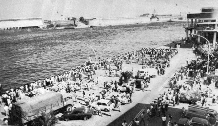 La gente sul lungomare di Brindisi in attesa dell'arrivo dei naufraghi (arch. Senzacolonne)