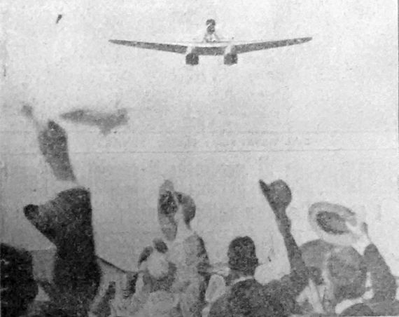 L'idrovolante I-Ames salutato dai partecipanti all'inaugurazione della linea aerea (da La Gazzetta del Lunedì del 2 agosto 1926)