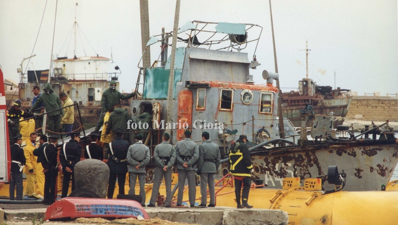 Il relitto della Kater I Rades recuperato, foto Mario Gioia