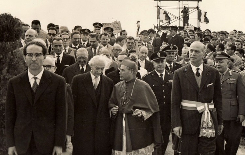 Brindisi 8 marzo 1959. Cerimonia posa della prima pietra dello stabilimento Montecatini. L'arcivescovo di Brindisi Nicola Margiotta a colloquio con il Primo Ministro Antonio Segni, alla loro sinistra il sindaco Poto(1)