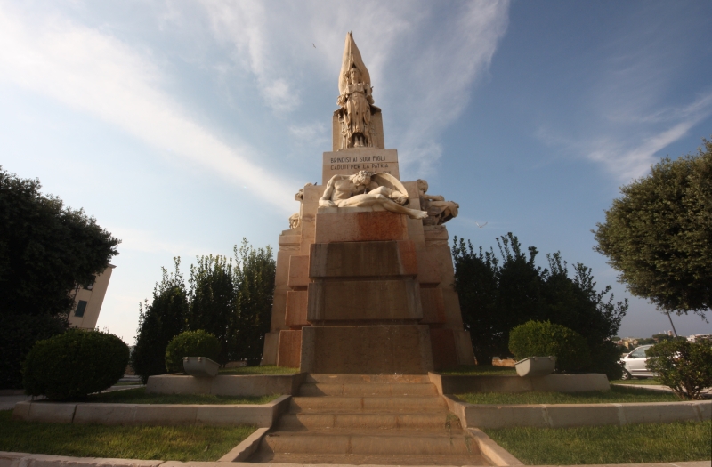 Il Monumento ai Caduti in piazza Santa Teresa