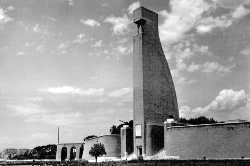 Il Monumento al Marinaio d'Italia dopo il posizionamento della statua della Vergine Immacolata