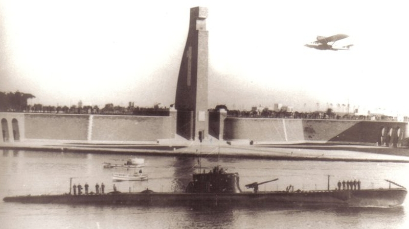 Il Monumento al Marinaio d'Italia senza la statua della Vergine