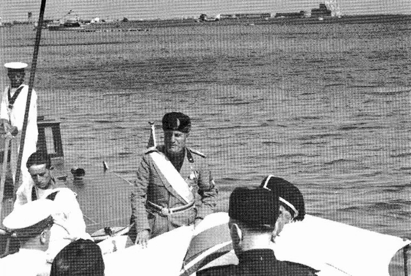 Mussolini sul motoscafo nel porto di Brindisi (archivio Panico)
