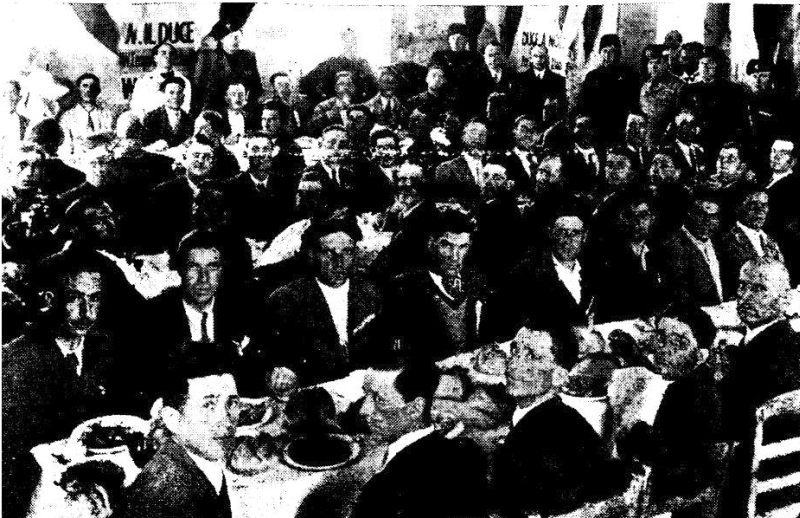 Brindisi 13/4/1935, il rancio offerto agli operai partenti nella sala della segreteria Federale del partito fascista