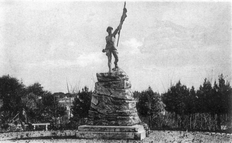 Il monumento ai caduti brindisini della Grande Guerra, posto al centro del Parco della Rimembranza