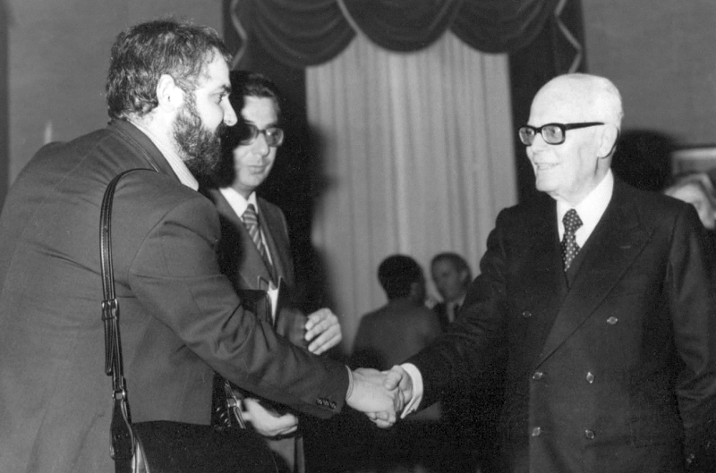 Il fotografo Damiano Tasco stringe la mano al Presidente Sandro Pertini