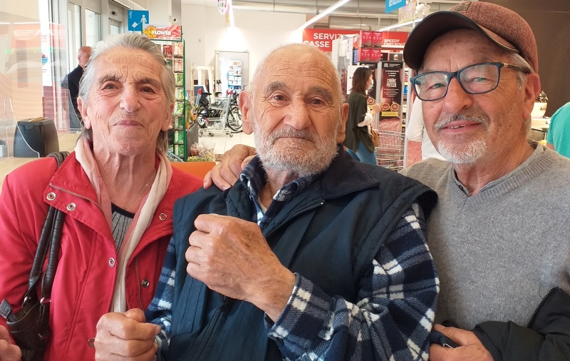 Al centro Ugo Pinese, ultimo testimone della tragedia, affianco a lui la moglie Angela Rocchetto e Francesco Romanelli (2022)