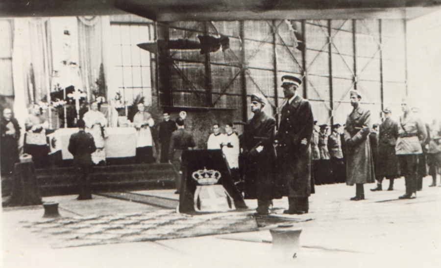 Brindisi, autunno ’43. Vittorio Emanuele III nell'hangar dell’idroscalo, assiste a una messa celebrata da Mons. De Filippis(1)