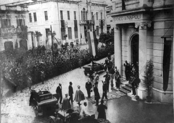 L'arrivo del re Vittorio Emanuele III al Banco di Napoli per l'inaugurazione (22 nov. 1931)