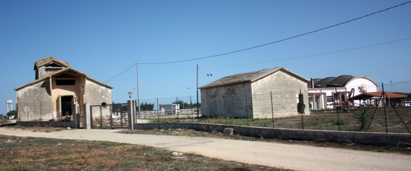 Contrada Pilella-Brancasi, la chiesetta, l'ex scuola e i capannoni della Riforma Fondiaria, (oggi centro ippico)