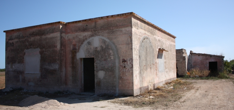 Contrada Pilella-Brancasi, particolare di una casa colonica con porticato murato in fase di ristrutturazione