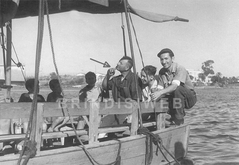 Vicienzi Guadalupi, indicato dalla freccia, sulla sua motobarca "Jole"