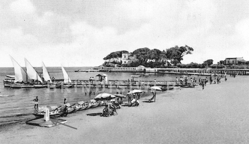 La spiaggia e il pontile. La freccia indica una delle fontanelle di acqua potabile