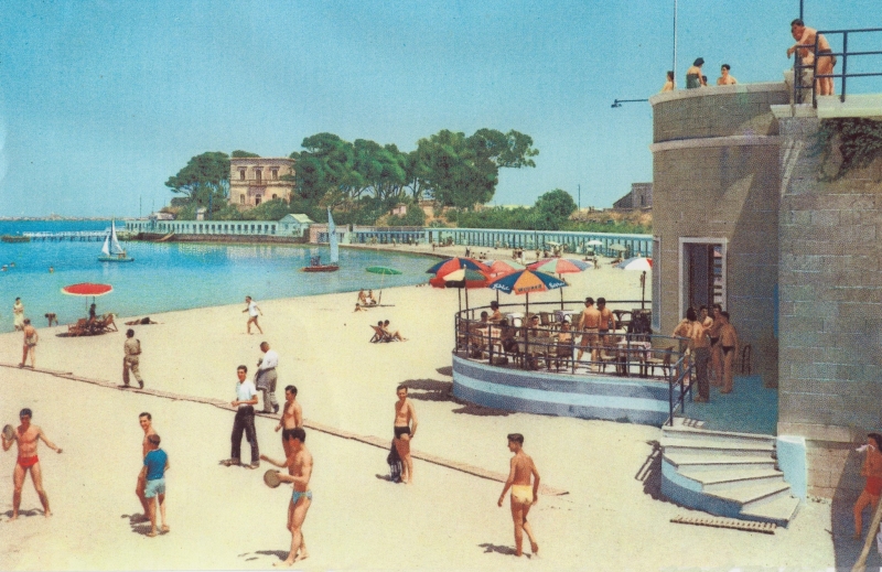 I bagnati giocano vicino la rotonda