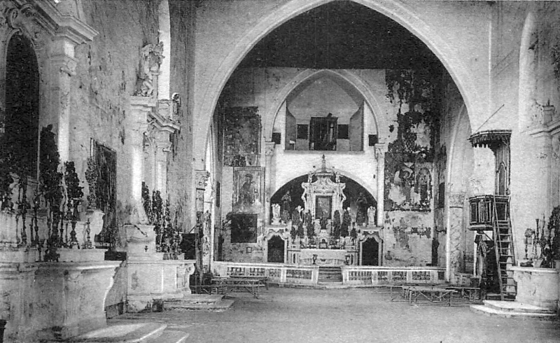 Interno chiesa di Santa Maria del Casale con gli altari barocchi contenente l'icona lignea andata distrutta nel 1919