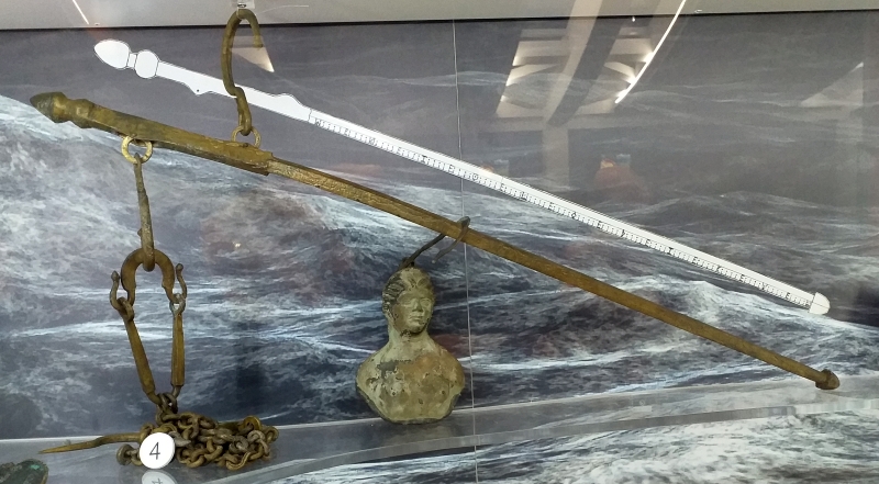 La stadera in bronzo di epoca romana con contrappeso raffigurante la Minerva rinvenuta a Punta Penne - ph. G. Membola(C)