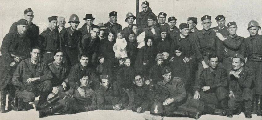 I Vigili del Fuoco del 17° Corpo, con i famigliari dei caduti nell'incursione aerea del 21 novembre 1941(1)